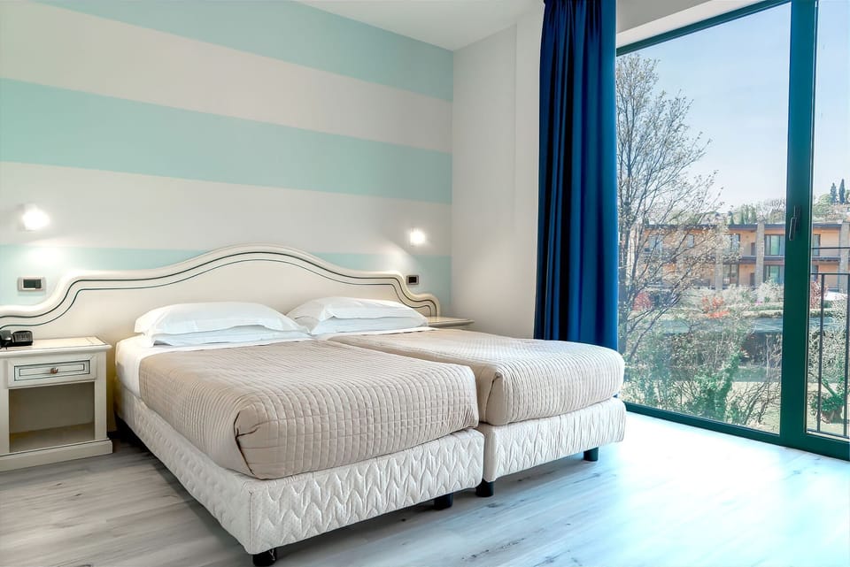 Classic Room | In-room safe, desk, blackout drapes, free WiFi