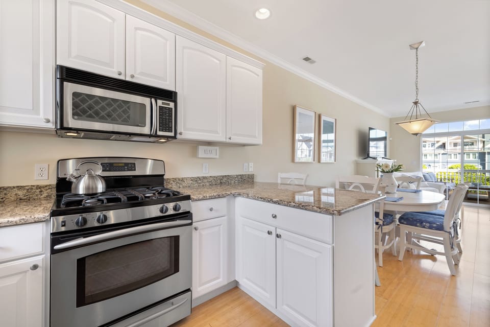 Fully equipped kitchen with all serveware