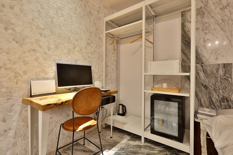 Rooftop Suite | Individually decorated, free WiFi, bed sheets