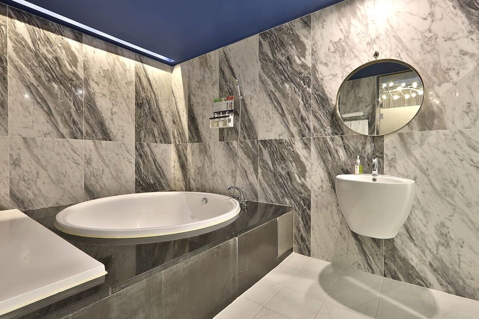 Premium Suite | Bathroom | Free toiletries, hair dryer, bathrobes, slippers