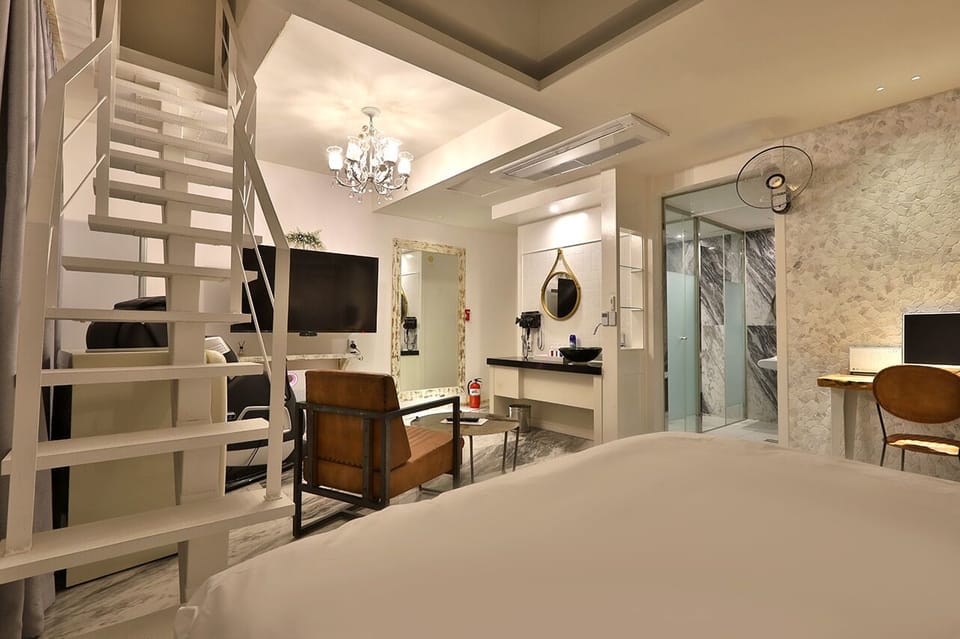 Rooftop Suite | Individually decorated, free WiFi, bed sheets