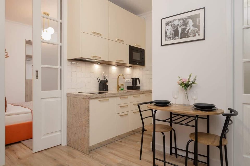 The fully equipped kitchenette with a comfortable dining table ensures functionality even for longer stays.