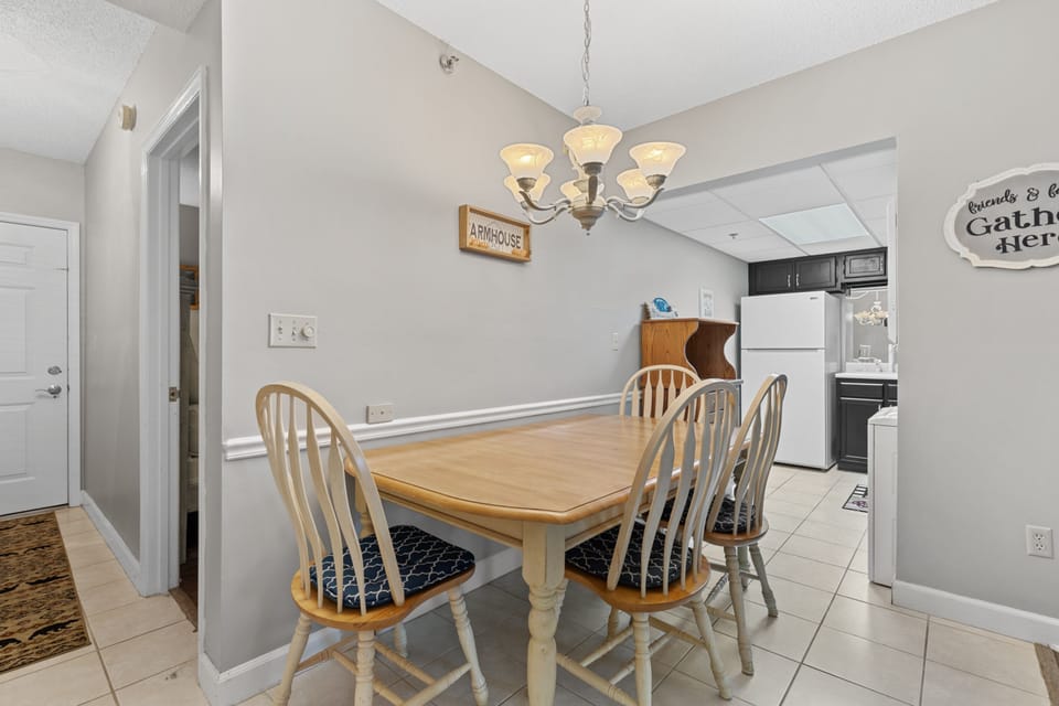 Signature Condo, 2 Bedrooms, Balcony, River View | In-room dining