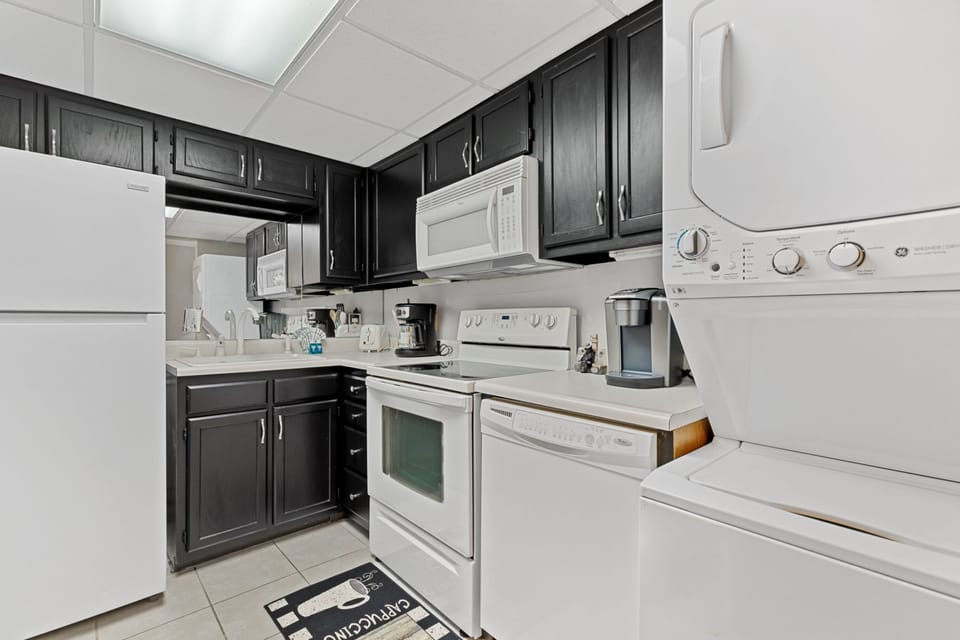 Signature Condo, 2 Bedrooms, Balcony, River View | Private kitchen | Fridge, microwave, oven, stovetop