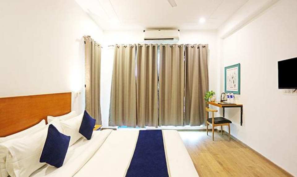 Egyptian cotton sheets, premium bedding, in-room safe, WiFi (free)