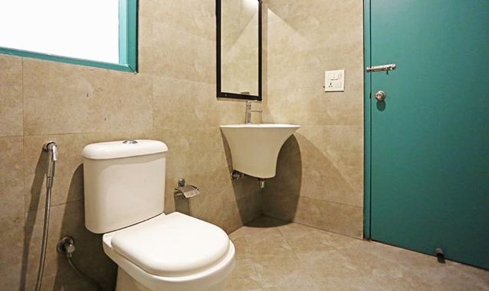 Shower, rainfall showerhead, free toiletries, towels