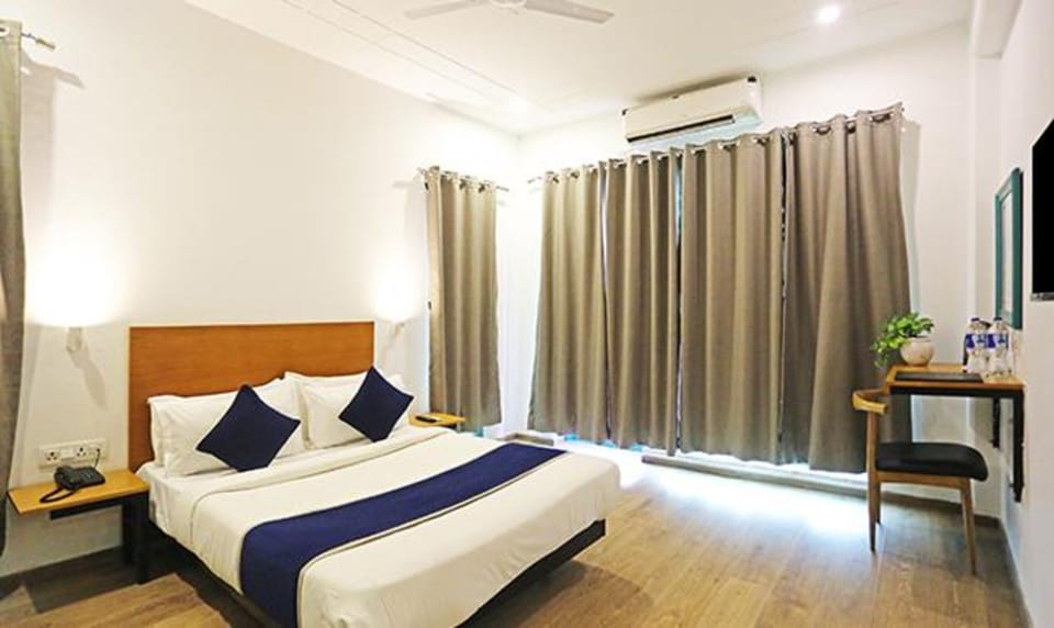 Egyptian cotton sheets, premium bedding, in-room safe, WiFi (free)