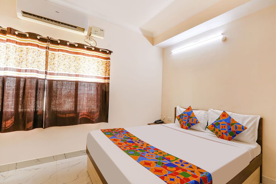 Deluxe Room | Egyptian cotton sheets, premium bedding, in-room safe, WiFi (free)