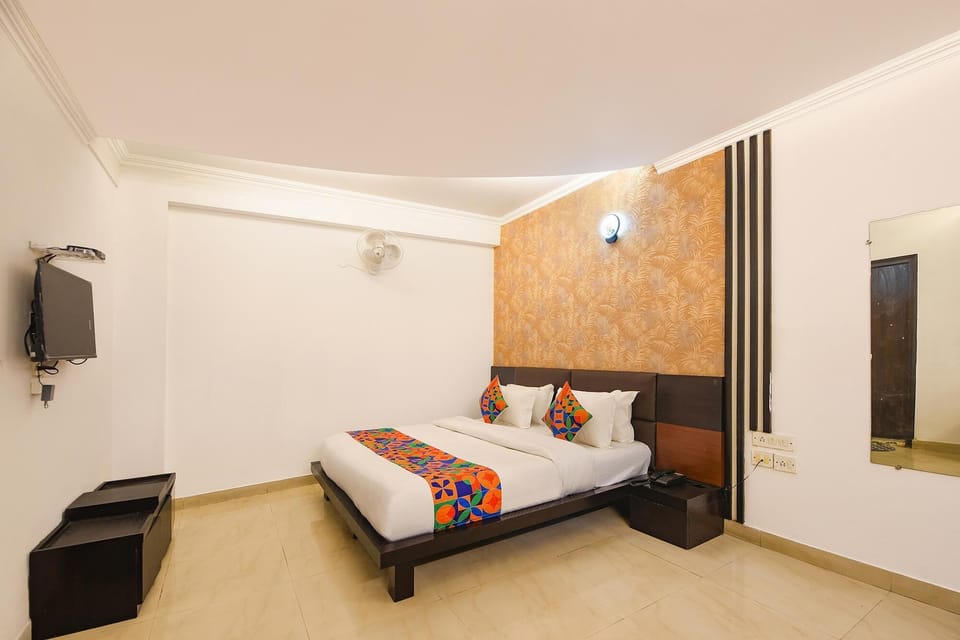 Egyptian cotton sheets, premium bedding, in-room safe, WiFi (free)