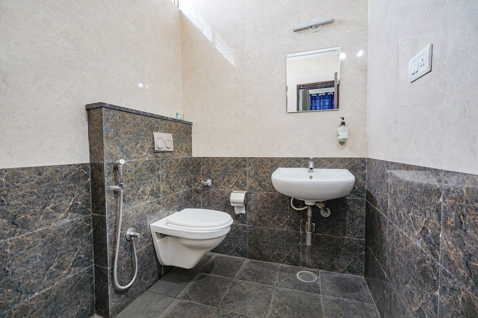 Deluxe Room | Bathroom | Shower, rainfall showerhead, free toiletries, towels
