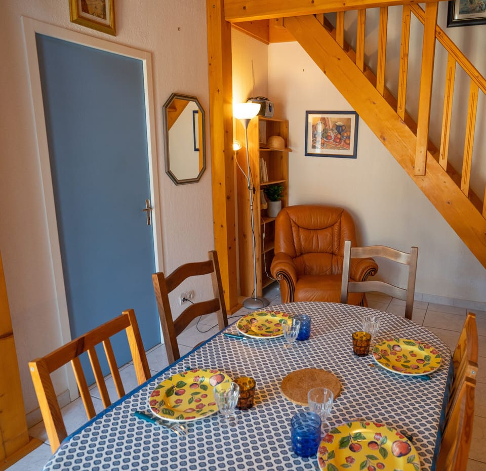 Fully equipped kitchen with dining table, TV, armchair and air conditioning