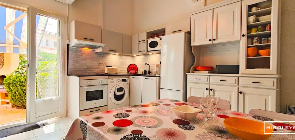 Fully equipped kitchen with oven, dishwasher and washing machine