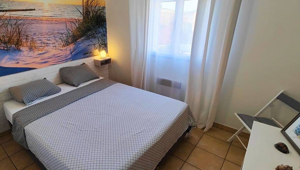 Bedroom with 160 cm bed, wardrobe, mosquito net and ceiling fan