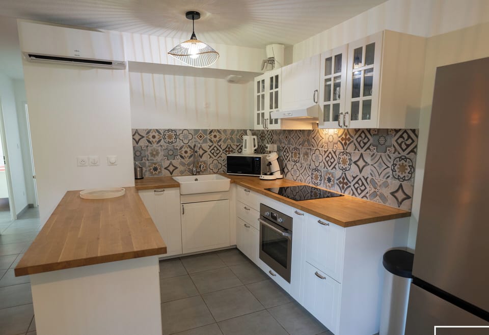 Fully equipped kitchen with dishwasher...