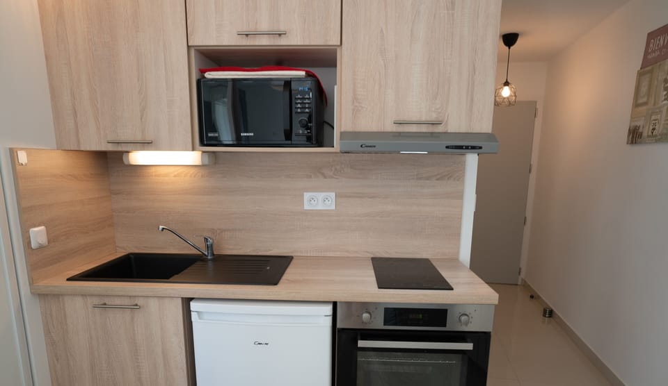 Fully equipped kitchen with fridge, oven, microwave and toaster
