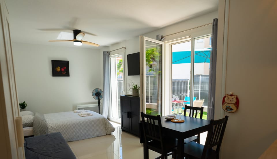Living room with fitted kitchen, TV and ceiling fan
