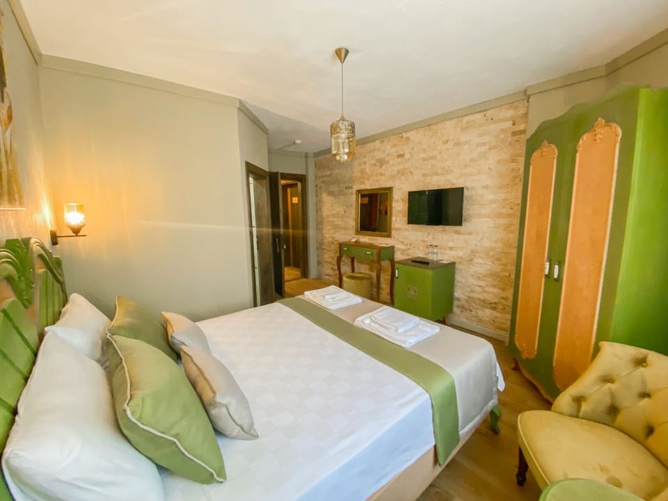 Deluxe Room, River View | 1 bedroom, Egyptian cotton sheets, premium bedding