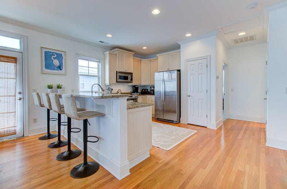 Kitchen and Breakfast Bar