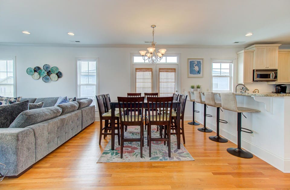 Dining Area and Breakfast Bar