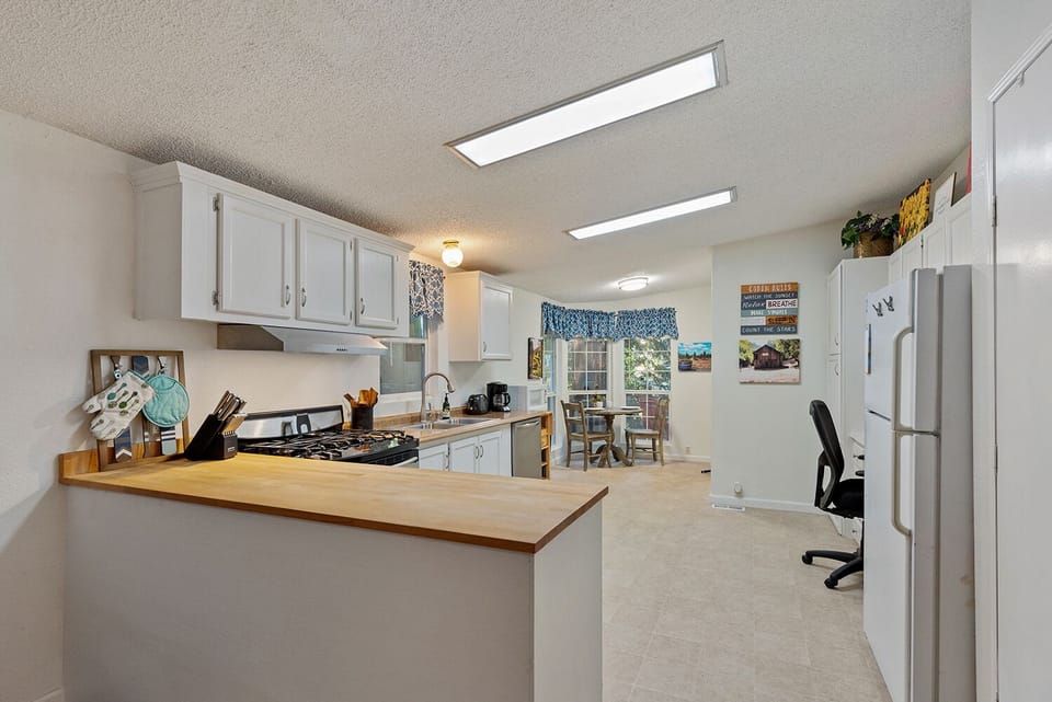 Spacious kitchen and ample countertops!