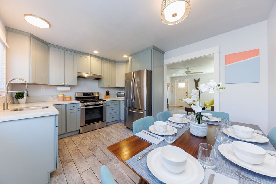 Fully equipped eat-in kitchen