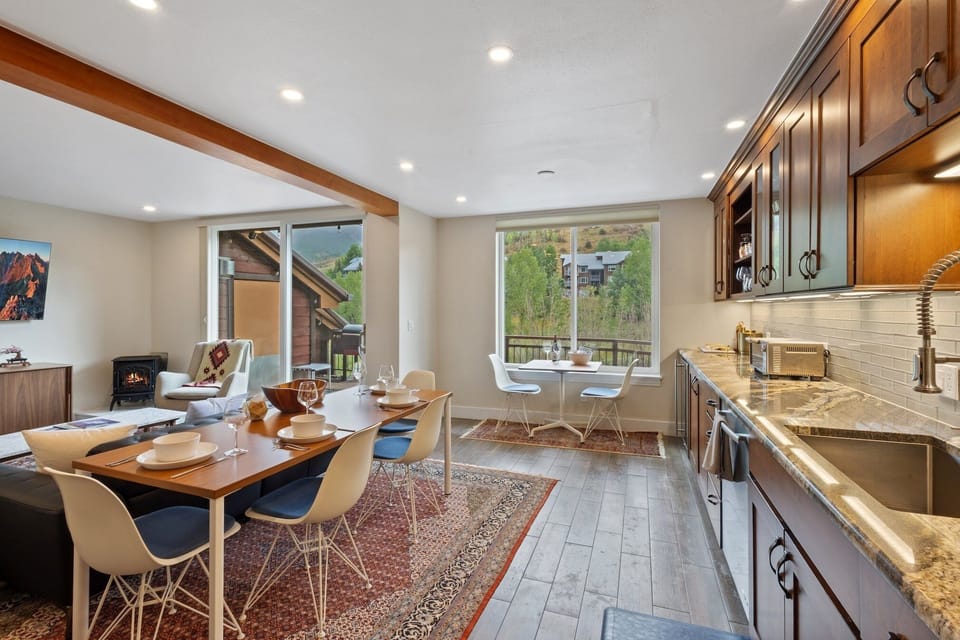 Condo, 3 Bedrooms | Private kitchen | Fridge, oven, coffee/tea maker, toaster