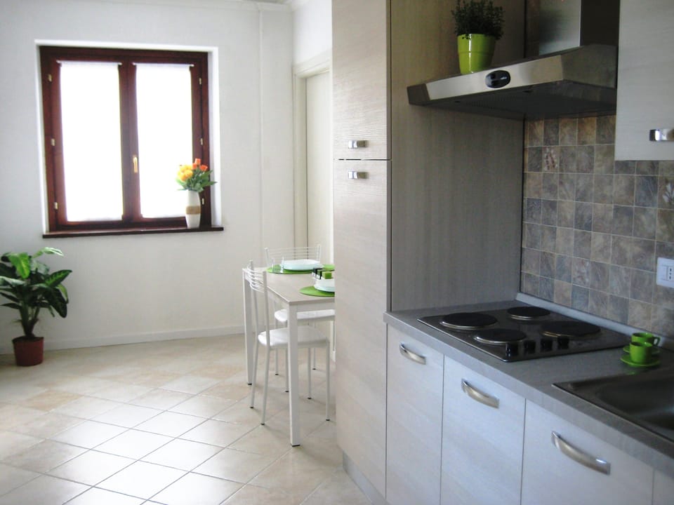 Deluxe Apartment, Jetted Tub, Garden View | Private kitchen | Espresso maker, coffee/tea maker