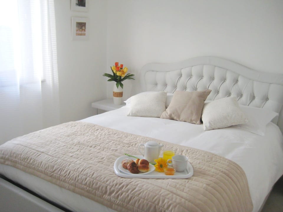 Deluxe Suite, Jetted Tub, Garden View | Egyptian cotton sheets, premium bedding, down comforters, pillowtop beds