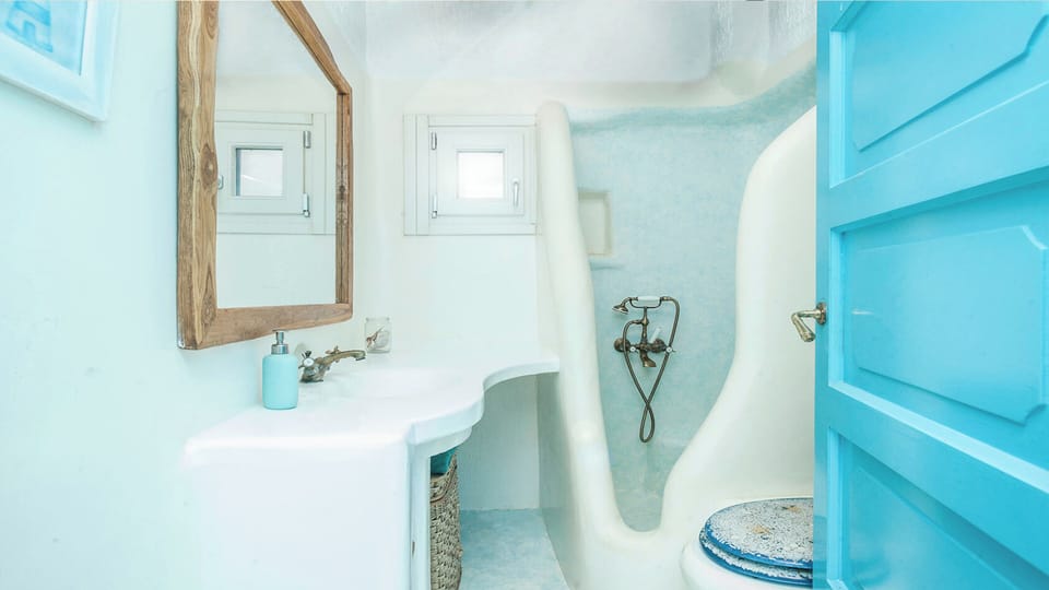 Premium Duplex | Bathroom | Free toiletries, slippers