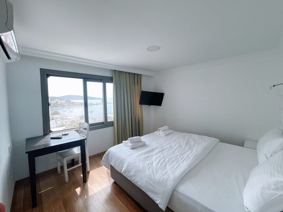 Comfort Double or Twin Room, Sea View | Desk, laptop workspace, soundproofing, free WiFi