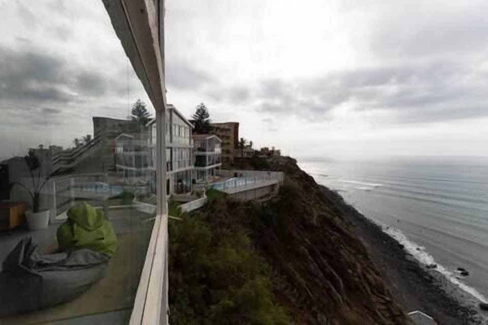 Living room and views (2)