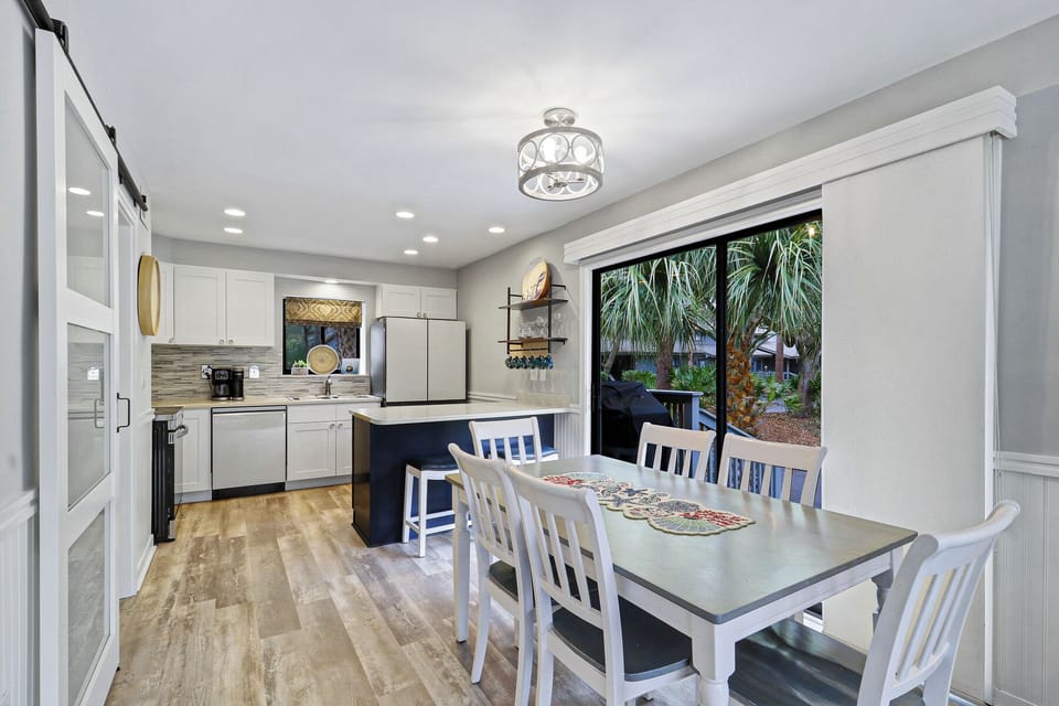 40 Hickory Cove | Dining area w/ seating for 6 - 40 Hickory Cove | Dining area w/ seating for 6