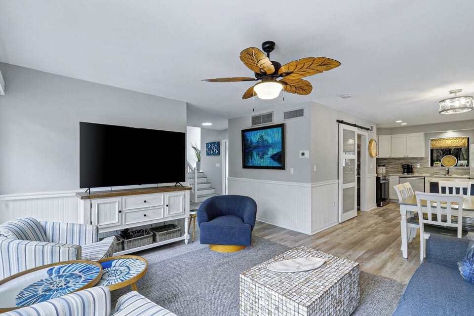40 Hickory Cove | Stunning living room w/ balcony access - 40 Hickory Cove | Stunning living room w/ balcony access