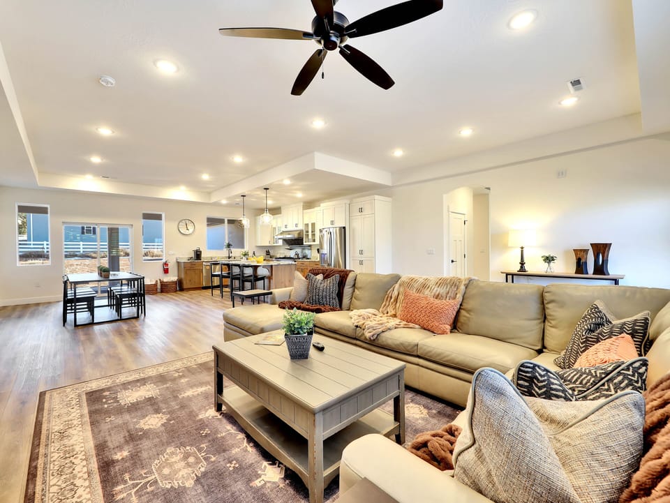 Living Room w/smart tv/gas fireplace