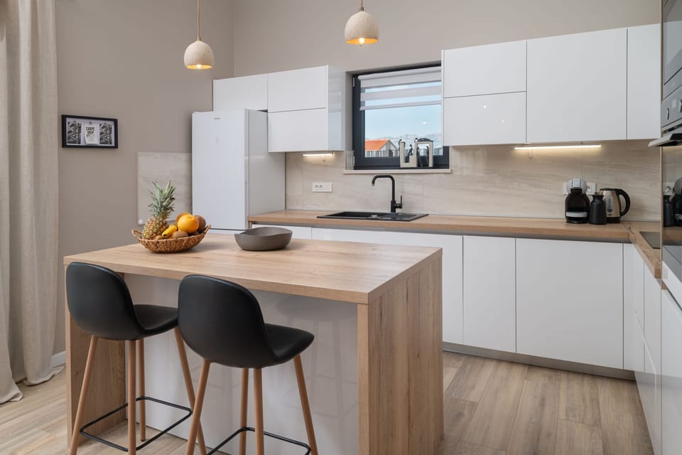 Microwave, oven, dishwasher, coffee/tea maker