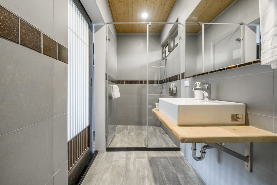 Superior Twin Room, Ocean View | Bathroom | Shower, hair dryer, towels, shampoo
