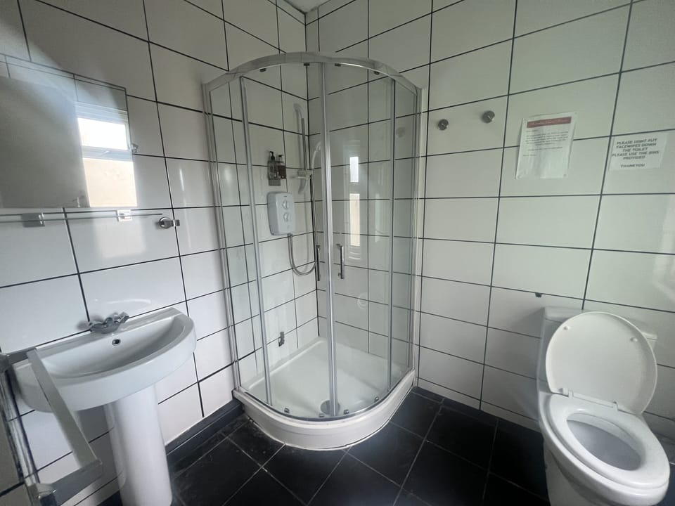 Family Room | Bathroom | Free toiletries, towels