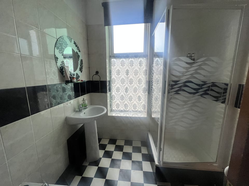 Superior Double Room | Bathroom | Free toiletries, towels