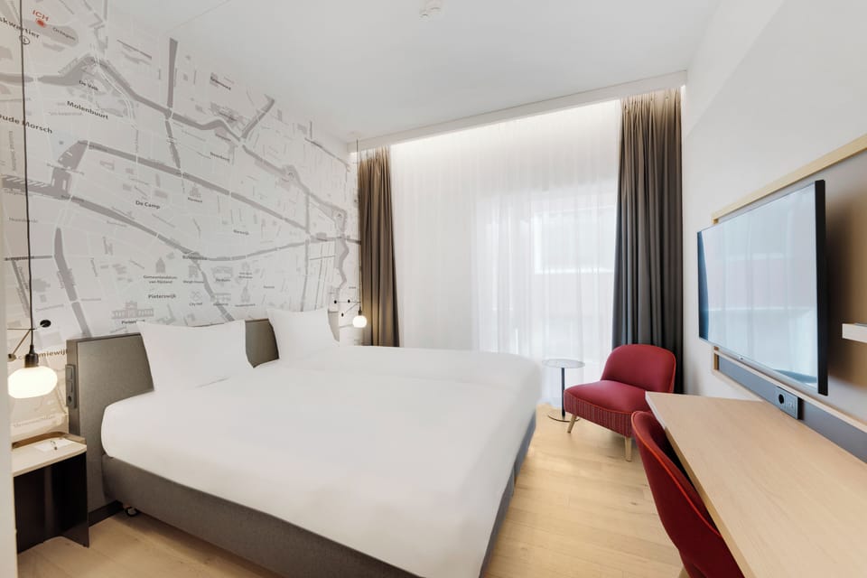 Business Twin Room | In-room safe, desk, laptop workspace, blackout drapes