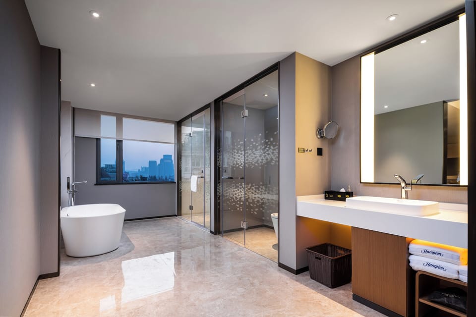 Business Studio Suite | Bathroom | Shower, rainfall showerhead, free toiletries, hair dryer