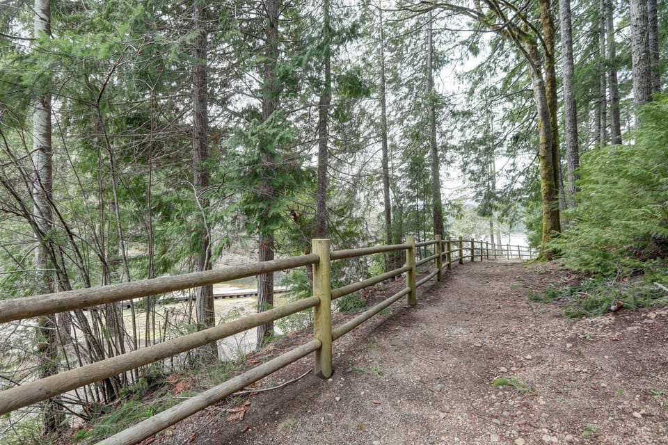 Trail by Lake Cushman
