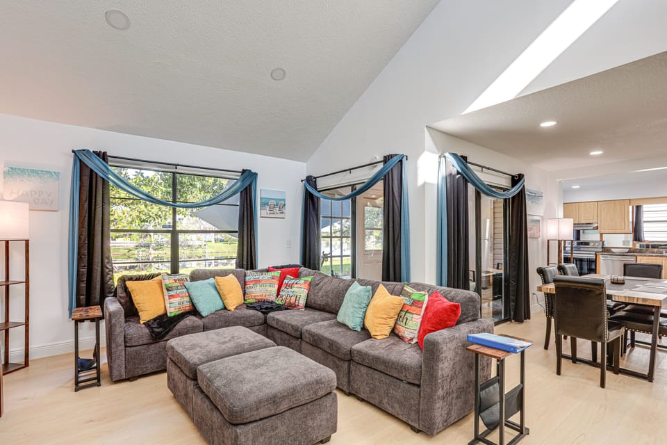 Living Room | 1st Floor | Free WiFi | Central A/C & Heat | Smart TV
