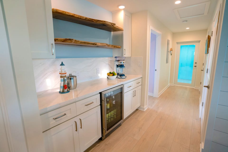 SaltyLime Bar with Bar Fridge