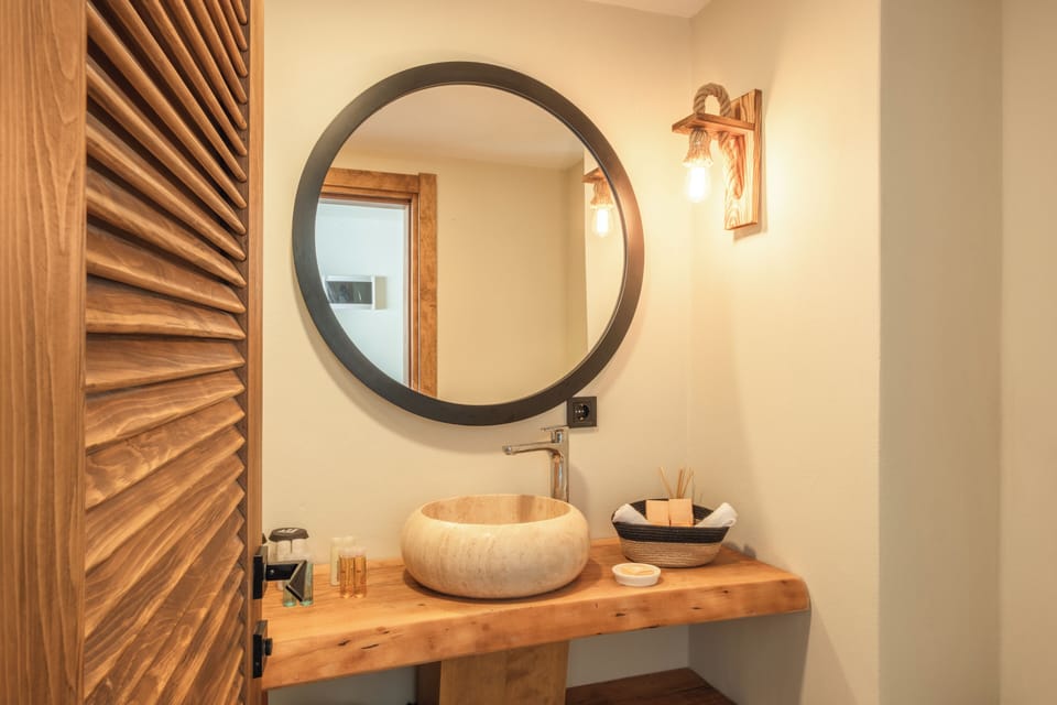 Shower, rainfall showerhead, free toiletries, hair dryer