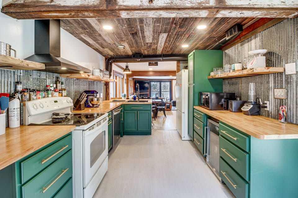 Kitchen | Central Heating | Single-Story Cabin
