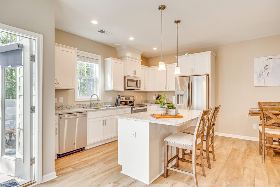 Kitchen | 1st Floor | Breakfast Bar | Central Heating & A/C | Free WiFi