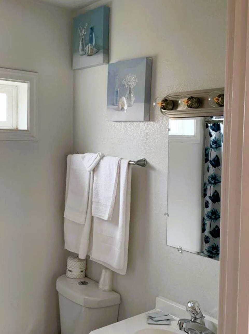 Room, 1 King Bed | Bathroom | Free toiletries, towels