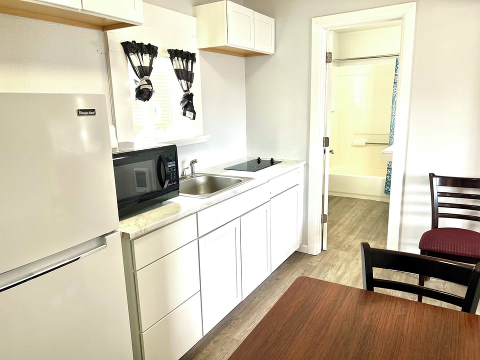 Room, 2 Queen Beds, Kitchenette | Private kitchenette