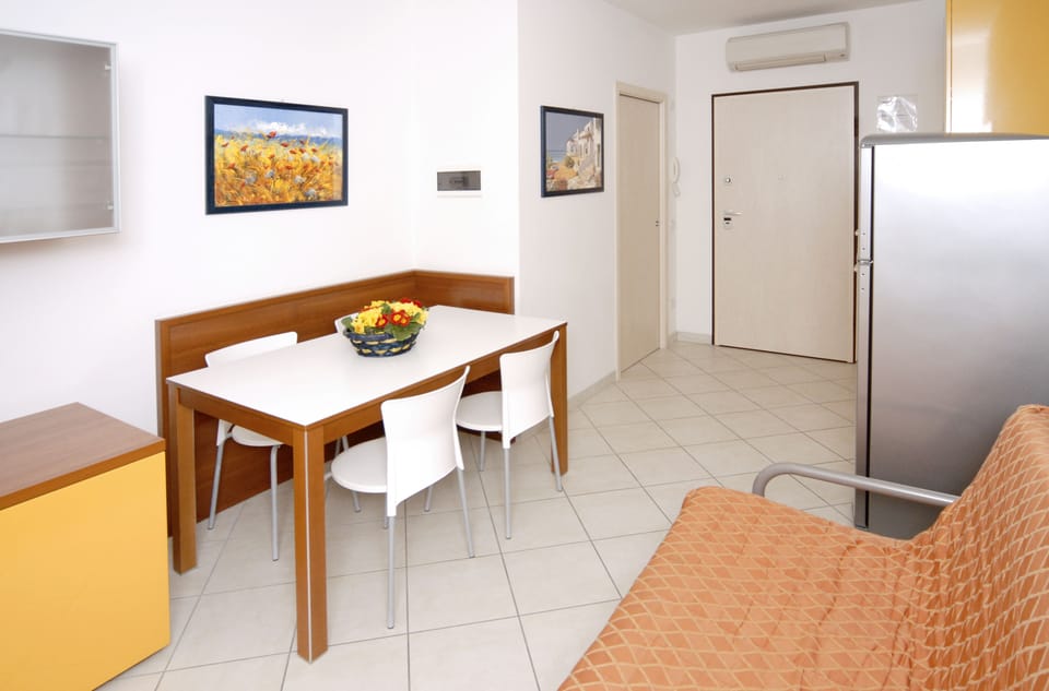Apartment, 1 Bedroom, Balcony, Garden View | Dining