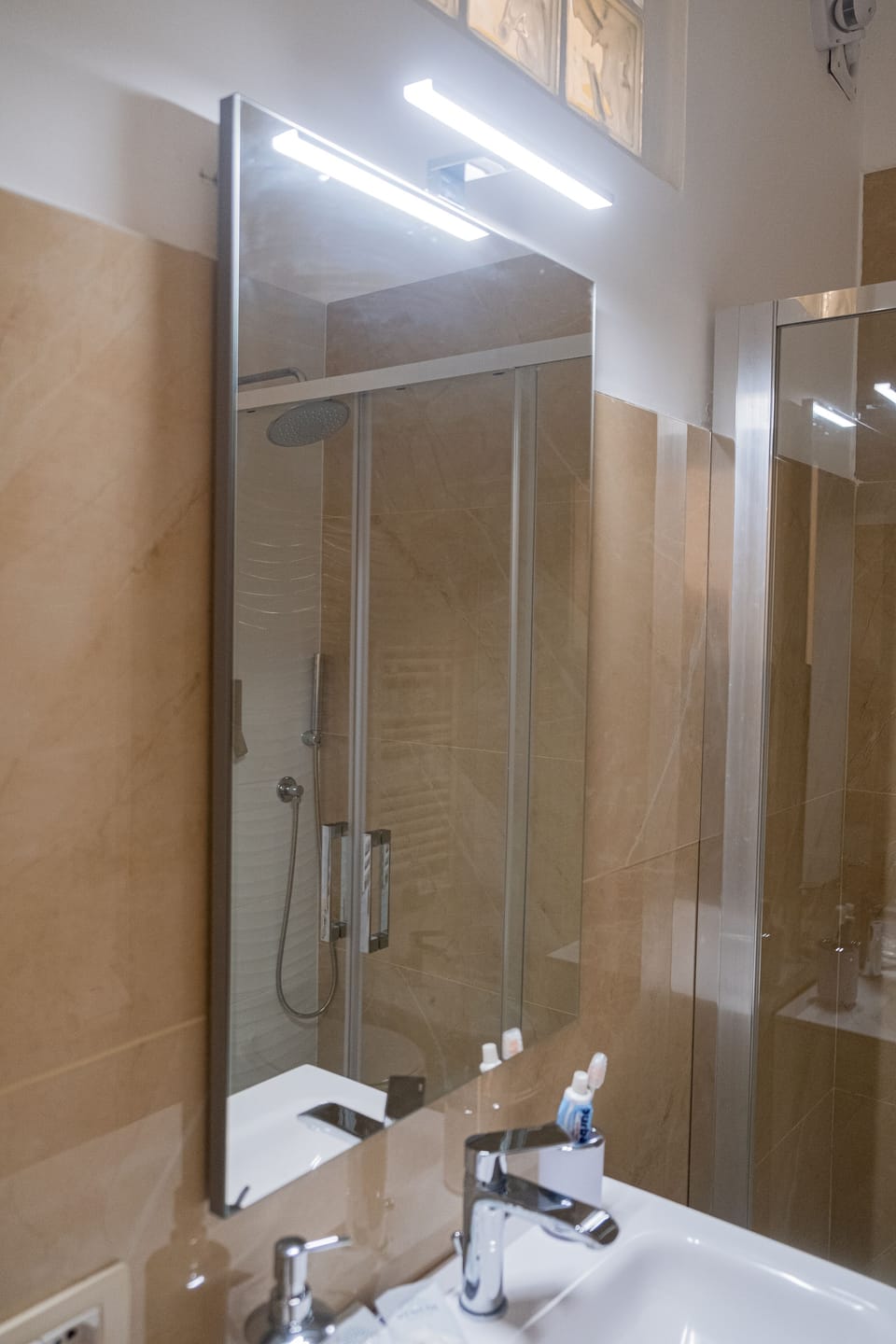 Deluxe Double Room | Bathroom | Shower, rainfall showerhead, hair dryer, slippers